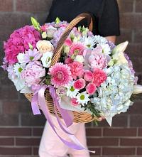 Цветочная композиция из Розы, Хризантемы, Пионы и Лизиантусы в корзине в Некрасовском