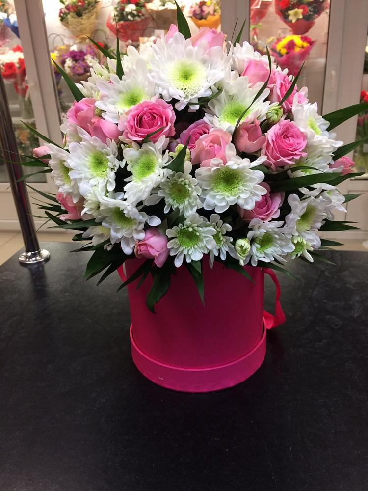 Цветочная композиция из Розы и Хризантемы в шляпной коробке в Некрасовском