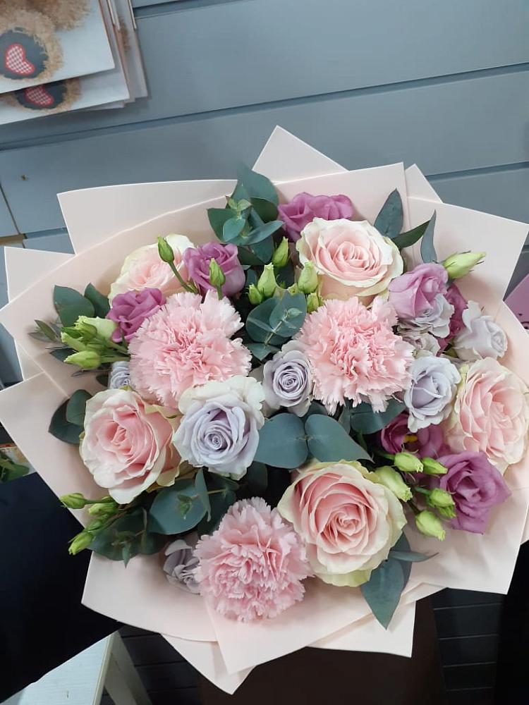 Букет цветов из: Розы, Гвоздики и Лизиантусы в Некрасовском